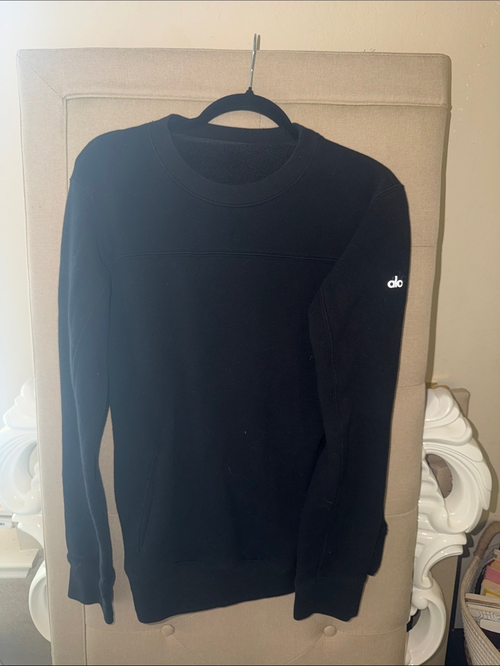 ALO Yoga Men’s Black Crewneck Pullover